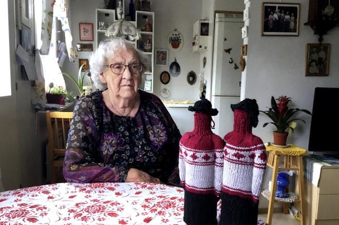 90 vuoden kunnioitettavan iän saavuttanut Helle Mäkelä hallitsee käsityön taidon. Komeat pohjalaisukot ovat yksi taidonnäyte. KUVA: ANNIKKI OJALA