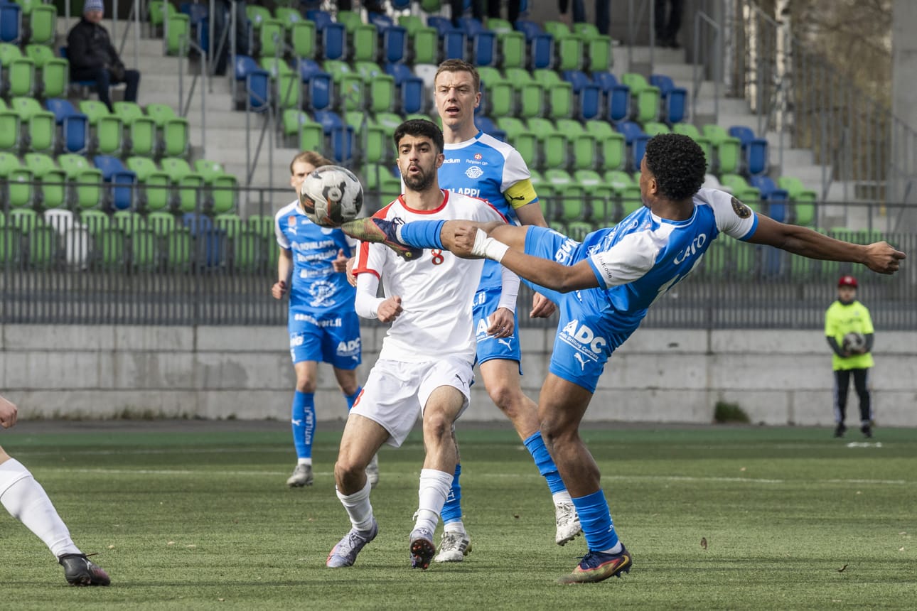 Rovaniemen Palloseuran Rodane Cato laukoi Porissa ottelun avausmaalin. Kuvassa hän taiteilee TPV:tä vastaan edellisessä kotiottelussa.