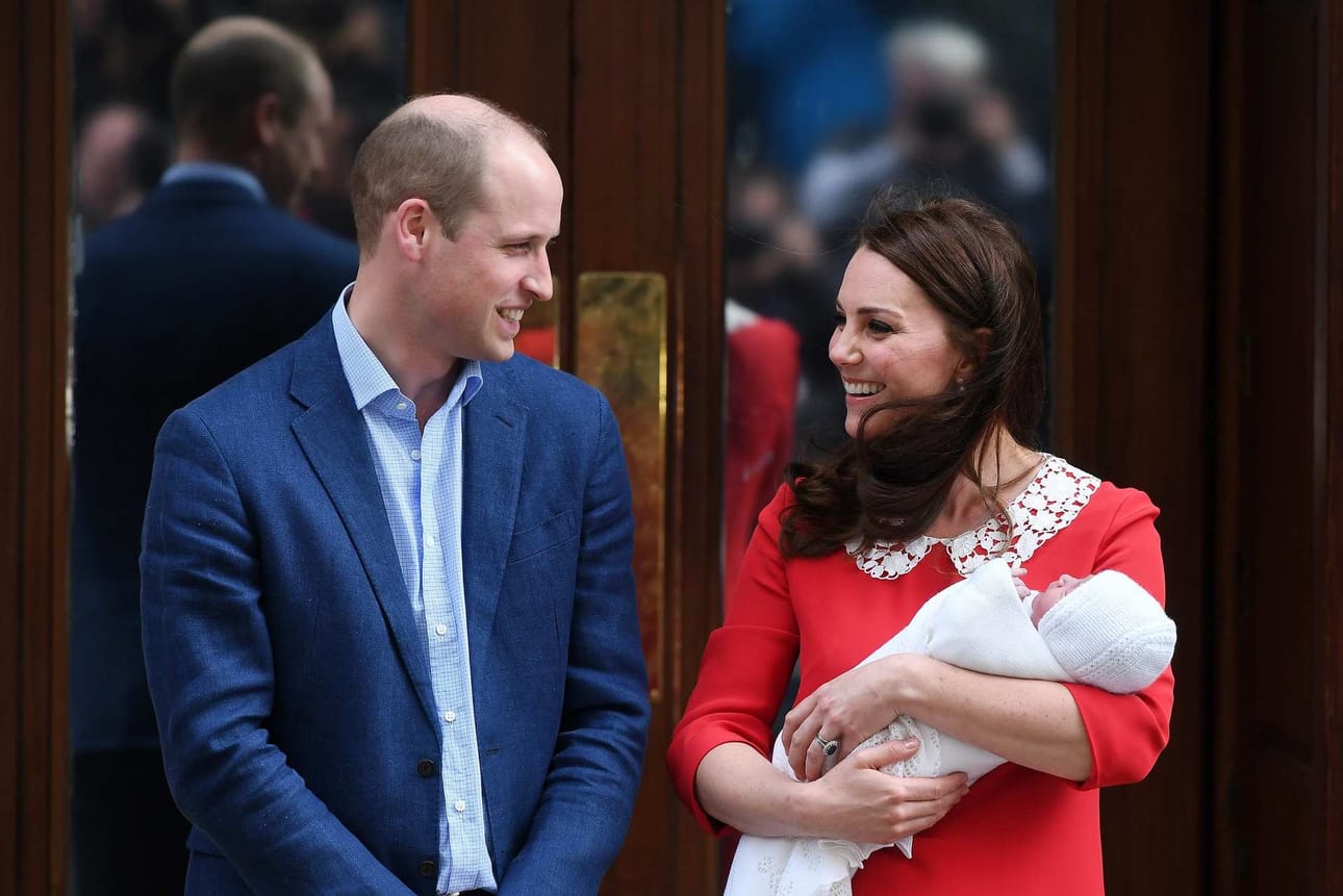 Herttuatar Catherine ja prinssi William esittelivät pienokaisen sairaalan edessä.