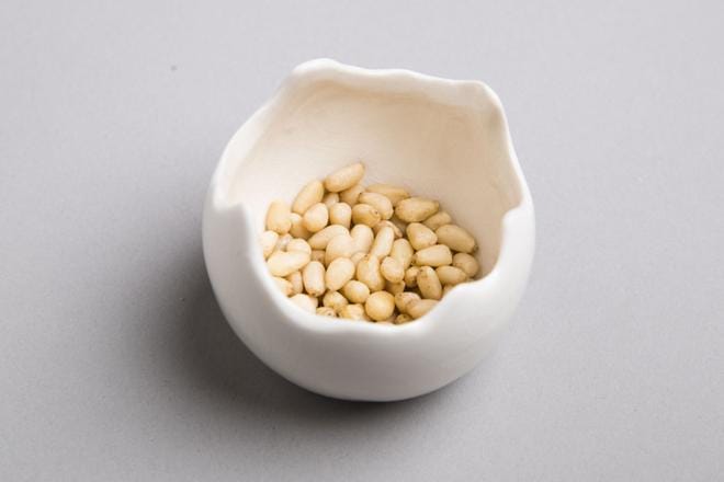 Pinjansiemen on pehmeän rasvainen, se sopii cashew-pähkinöiden sijaan raakaleivontaan.