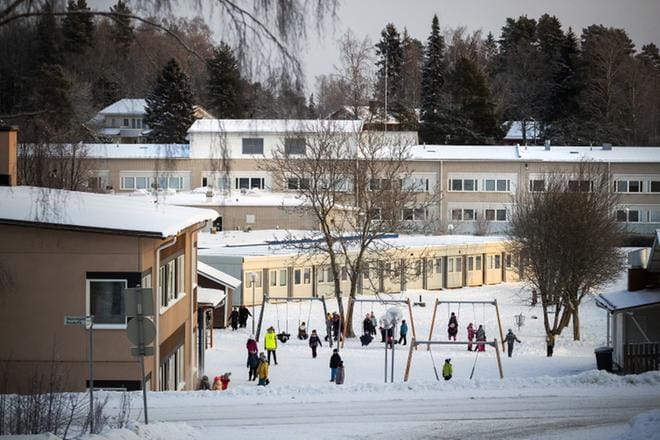 Sepänkylän koulukeskuksessa suomenkielinen Mustasaaren keskuskoulu (etualalla), sijaitsee aivan ruotsinkielisten ala- ja yläkoulun sekä lukion naapurina. Kouluilla on jonkin verran yhteistyötä esimerkiksi yläluokkien valinnaisaineissa, mutta mahdollisuuksia olisi laajempaankin yhteistyöhön. Sen lisäämistä ollaan parhaillaan suunnittelemassa. KUVA: JARNO PELLINEN
