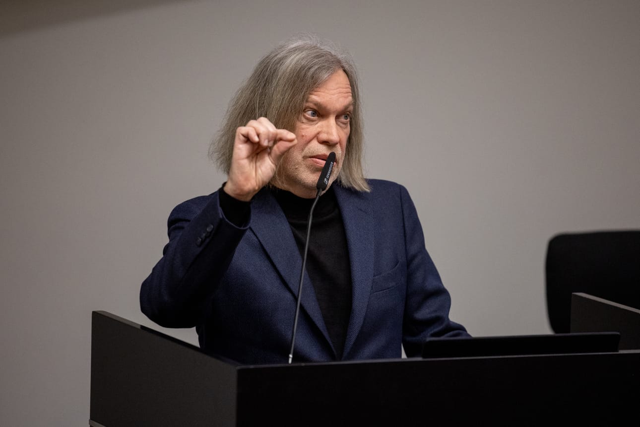 Mikä tässä maailmankaikkeudessa on suurta, kysyi professori Arto O. Salonen yleisöltä. Pienikin teko on suurta, hän vastasi.