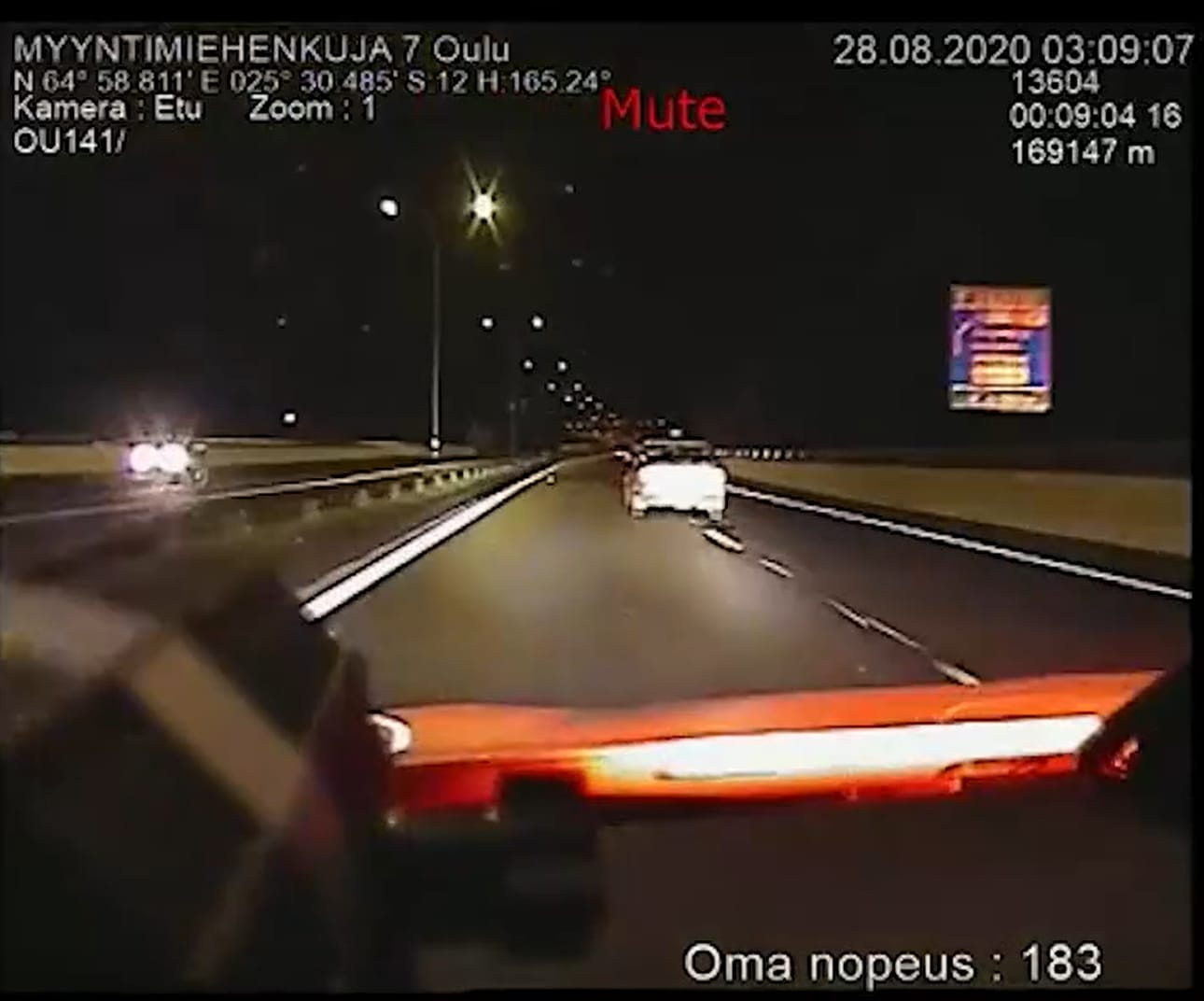 Elokuussa 2020 mies pakeni poliisia hurjaa vauhtia. Nopeus oli välillä yli 180 kilometriä tunnissa. Poliisin mukaan pitkät pakenemiset tapahtuvat yleensä viikonloppuiltaisin tai -öisin. Ja useammin kesällä kuin talvella.