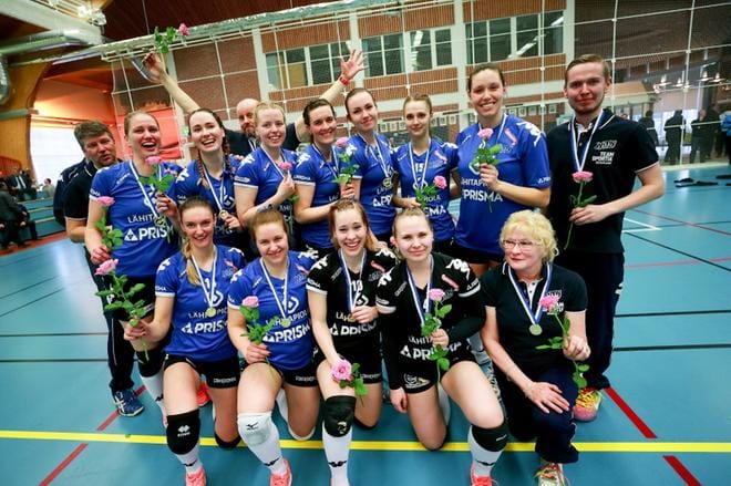 Nurmon Jymyn joukkue kokoontui yhteiskuvaan, kun ykkössarjan voitto varmistui sunnuntaina kotikentällä. Eilen varmistui, että Jymy nousee Mestaruusliigaan Pieksämäki Volleyn tilalle ilman karsintaotteluja. KUVA: JAAKKO ELENIUS
