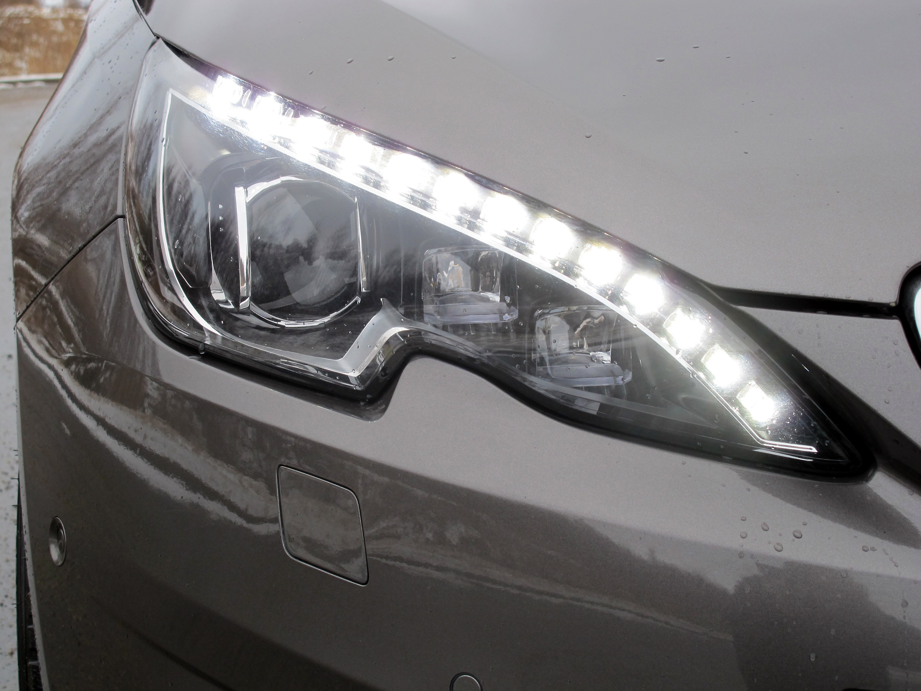 Juuri nyt näyttää selvältä, että ledit löytyvät lähitulevaisuudessa yhä useamman automallin keulalta. Niissäkin on kuitenkin omat ongelmansa. Kuvassa Peugeot 308:n täysledit.