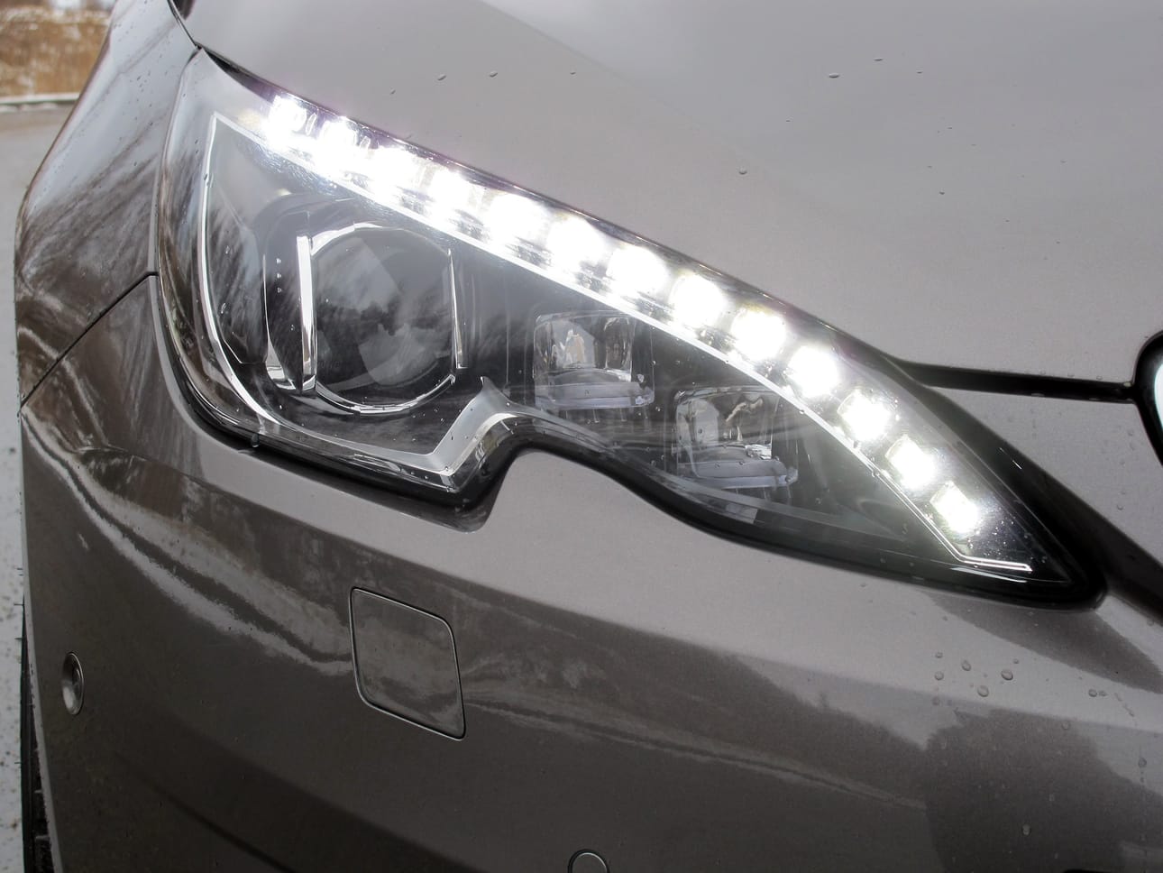 Juuri nyt näyttää selvältä, että ledit löytyvät lähitulevaisuudessa yhä useamman automallin keulalta. Niissäkin on kuitenkin omat ongelmansa. Kuvassa Peugeot 308:n täysledit.