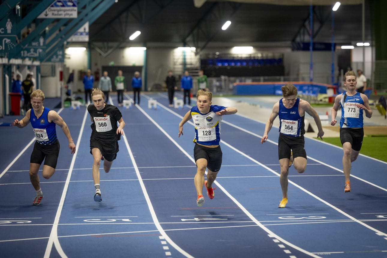 Malax IF:n Axel Nisula (keskellä) vei mestaruuden 19-vuotiaiden miesten 60 metrillä. Vasa IS:n Nikola Bäck (toinen vas.) otti hopeaa.