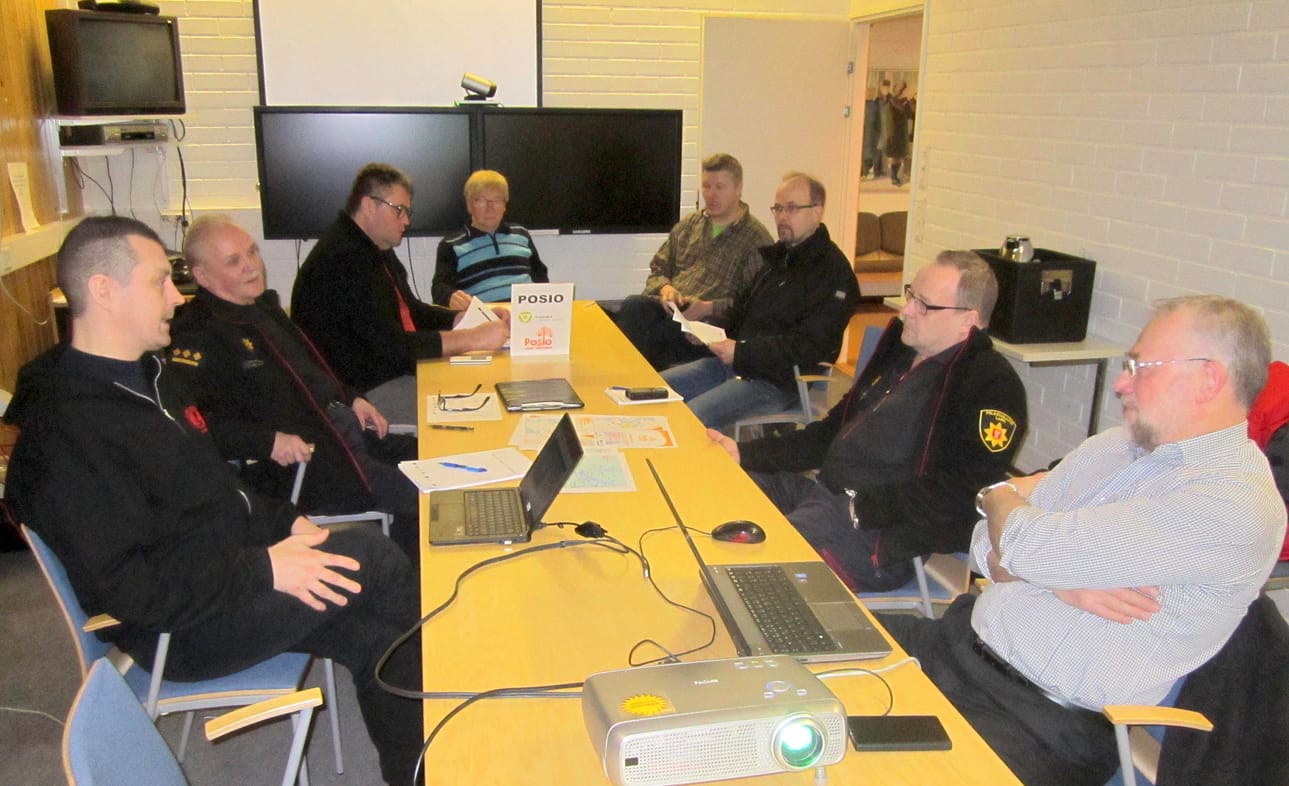 Posion moottorikelkka- ja hiihtoreittien reittimerkintöjen paikkoja kartoitettiin kunnanvirastolla tiistaina projektisuunnittelija Vesa Koivumaan (vas.) johdolla.