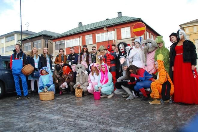 Kristiinan suomenkielisen lukion ja ruotsinkielisen lukion abit yhteiskuvassa. Matka torilta jatkuu illansuussa laivalle. KUVA OLLI PURSIAINEN