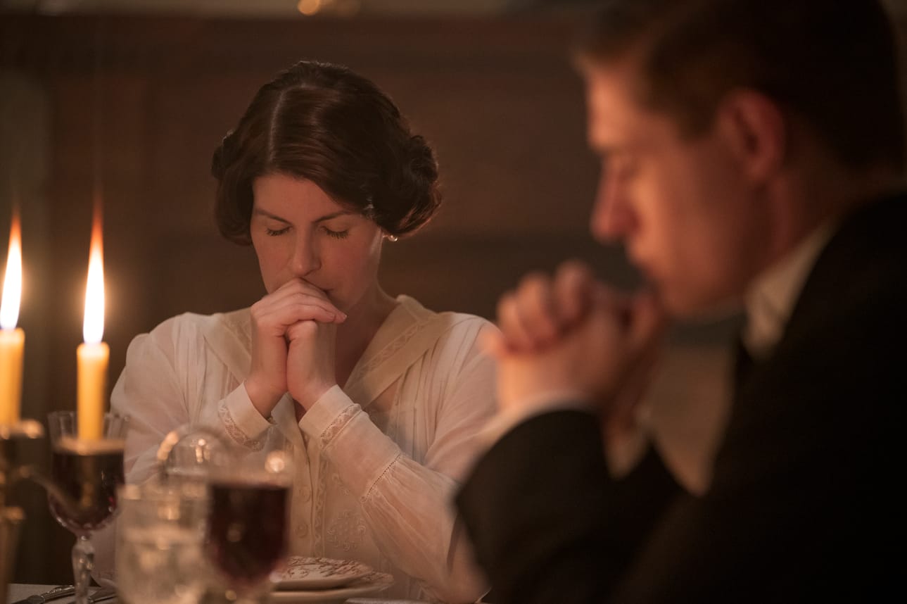 Kartanoromantiikka jää Olivialla (Jemina Rooper) ja Malcomilla (Max Irons) vähiin. Kuva: VLAD CIOPLEA
