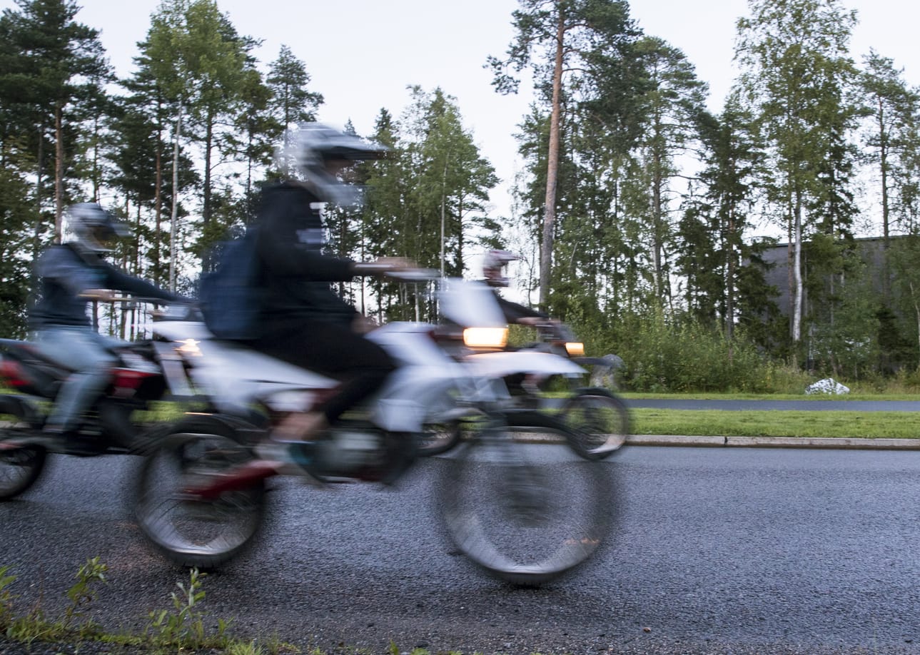 Metsokankaan pojat viettävät vauhdikasta aikaa mopoillen, ja välillä he pysähtyvät hengaamaan kaupoille tai koululle.