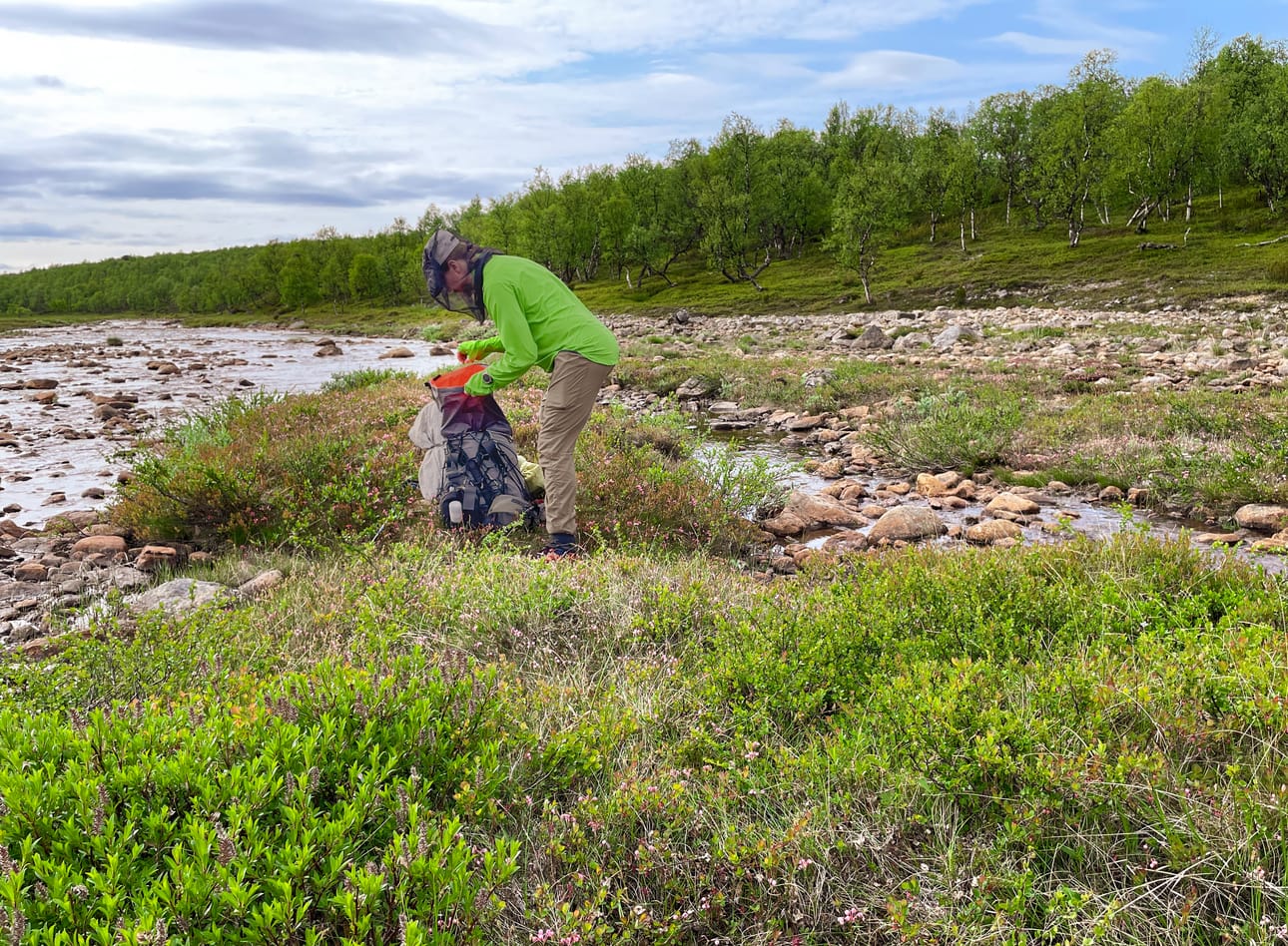 Laurin uudessa retkeilypaidassa on pitkät hihansuut, jotka toimivat kuin kynsikkäät. Näin kädet saavat suojaa hyttysiltä ja uv-säteilyltä.