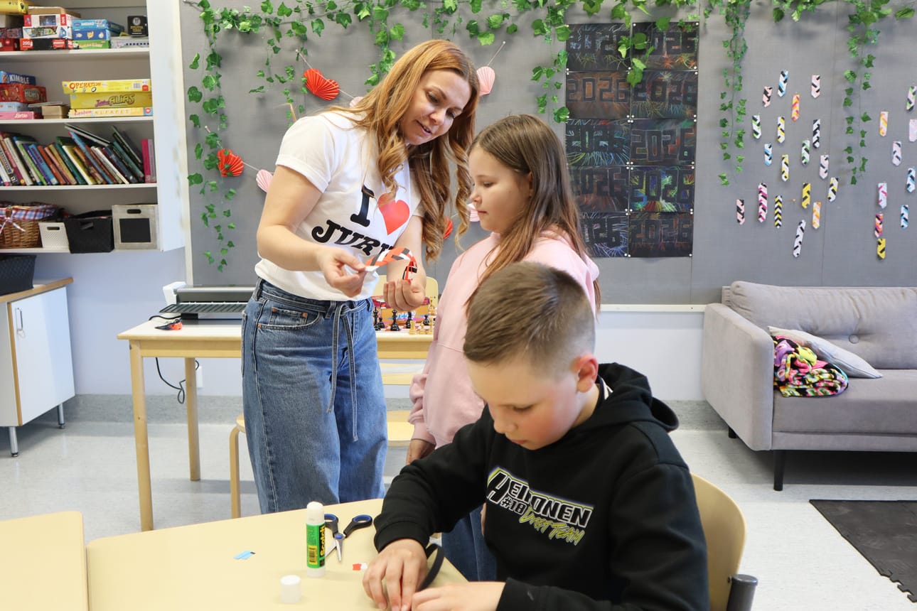 Katri Toroskan opettamassa 3b-luokassa askarrellaan messuille kirjanmerkkejä. Elli Hautamäeltä ja Eemi Antilalta se sujuu jo näppärästi.