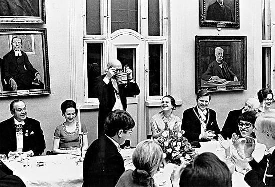Tasavallan presidentti Urho Kekkonen juo Pohjalaisuuden Toopista osakunnan 65-vuotisjuhlassa 1972. Presidentti Kekkosen vasemmalla puolella Veikko Loppi, oikealla puolella kuraattori Paula Tuomikoski ja inspehtori Martti Tienari.