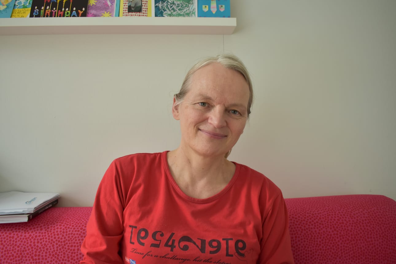 Kuusamon terveyskeskuksen geriatri Tarja Konttila tekee paljon töitä vapaa-ajallakin. Se ei kuitenkaan häntä haittaa, sillä omien sanojensa mukaan potilaat tai hoitajat eivät koskaan ota häneen yhteyttä turhaan.