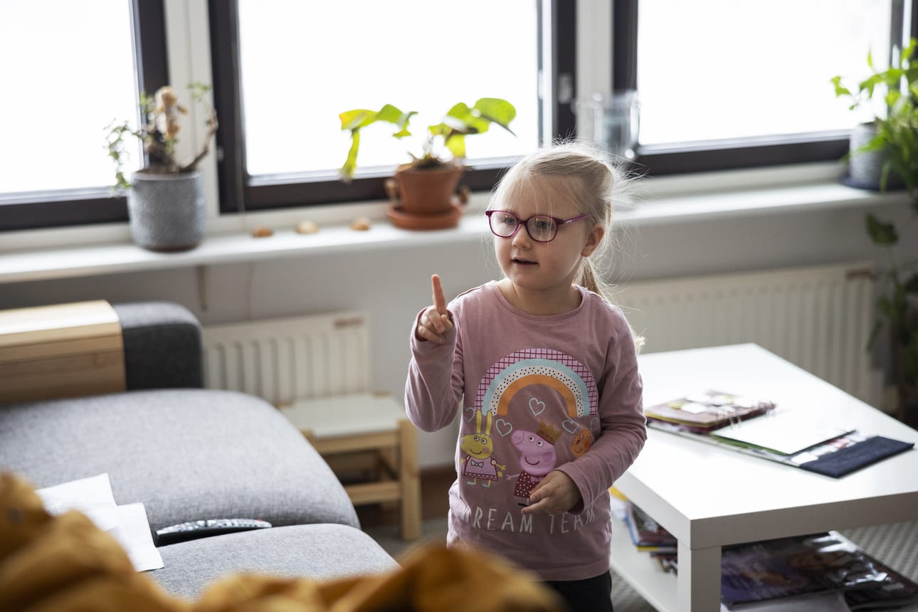 Kerttu Pellikka on hyväntuulinen lapsi, jota on helppo lähestyä. Hän kertoo asioita enimmäkseen viittomilla ja osaa sanoa muutaman sanan.