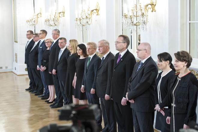 Pääministeri Juha Sipilän alkuperäinen tavoite oli 12 ministeriä. Toukokuussa 2015 nimitettiin 14. Viiden salkun kantajat ovat vaihtuneet nimityshetken jälkeen. KUVA: Pekka Lassila