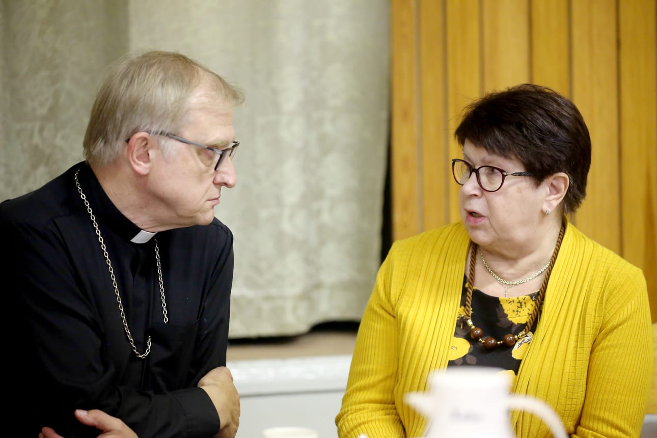 Leevi Reinaru ja Terttu Nivala keskustelivat ystävyystoiminnan jatkumisesta. Toiminta kaipaa nuoria mukaan.