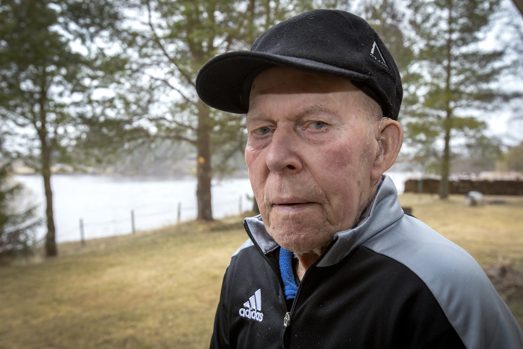 Aarne Ukkola sai Kelan johtajalta satavuotisonnittelutervehdyksen, joka muistutti melkein diplomia.