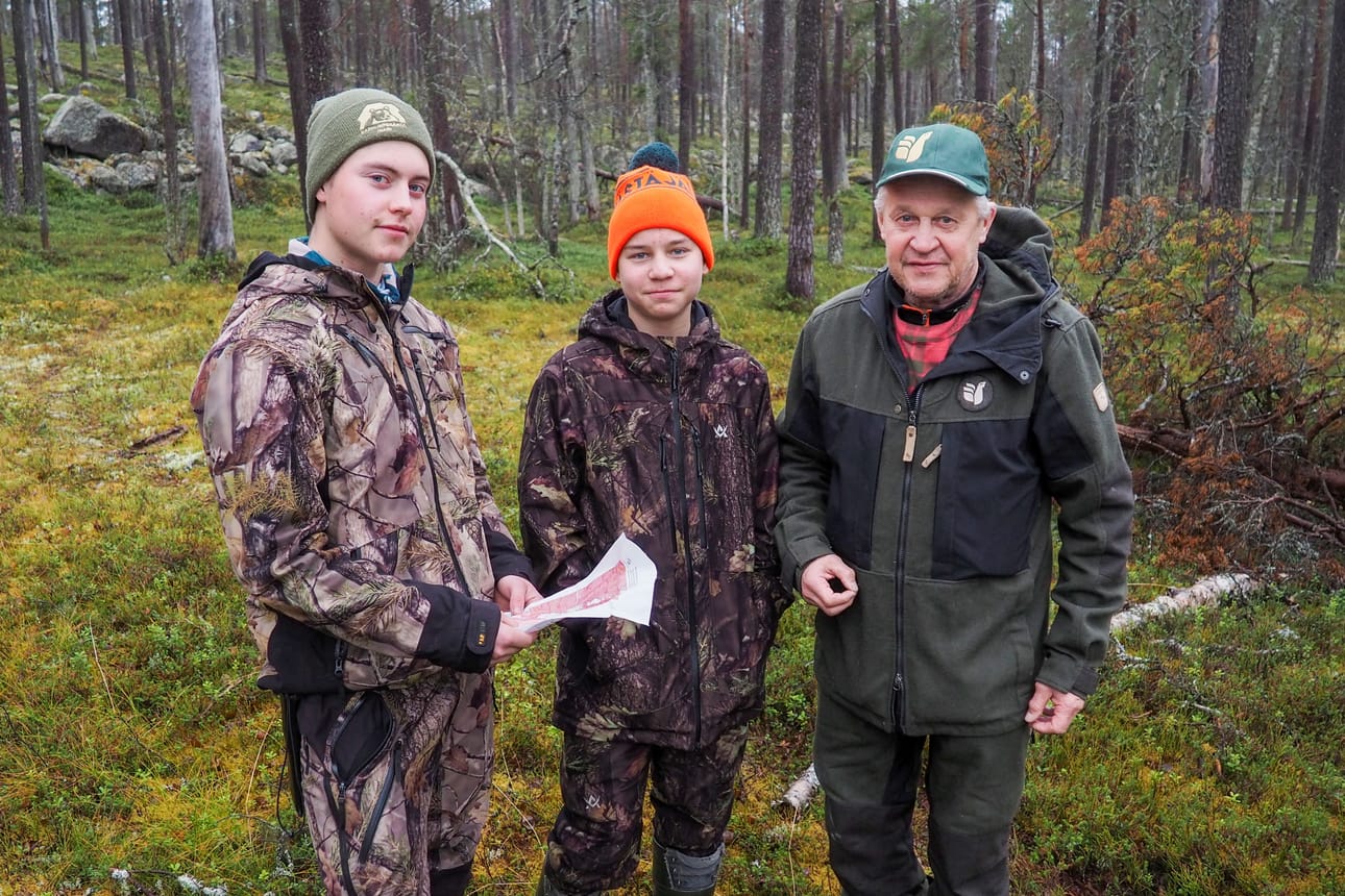 Sallan Metso-leirin johtaja Juhani Voutilainen (oik.) opasti syyslomalla Jimi Kokkarista (vas.) ja Justus Venäläistä perinteiseen kanalinnustukseen.