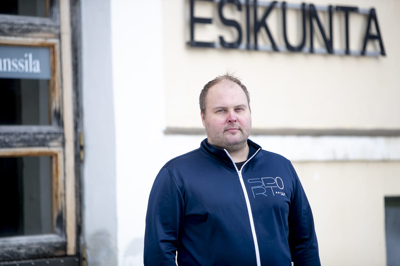 Tuomas Männistö toimii Kauhavan maahanmuuttokoordinaattorina. Lisäksi hän toimii yhteismaakunnallisessa hankkeessa, jonka työntekijät auttavat eteläpohjalaiskuntia aluillaan olevassa pakolaiskriisissä.