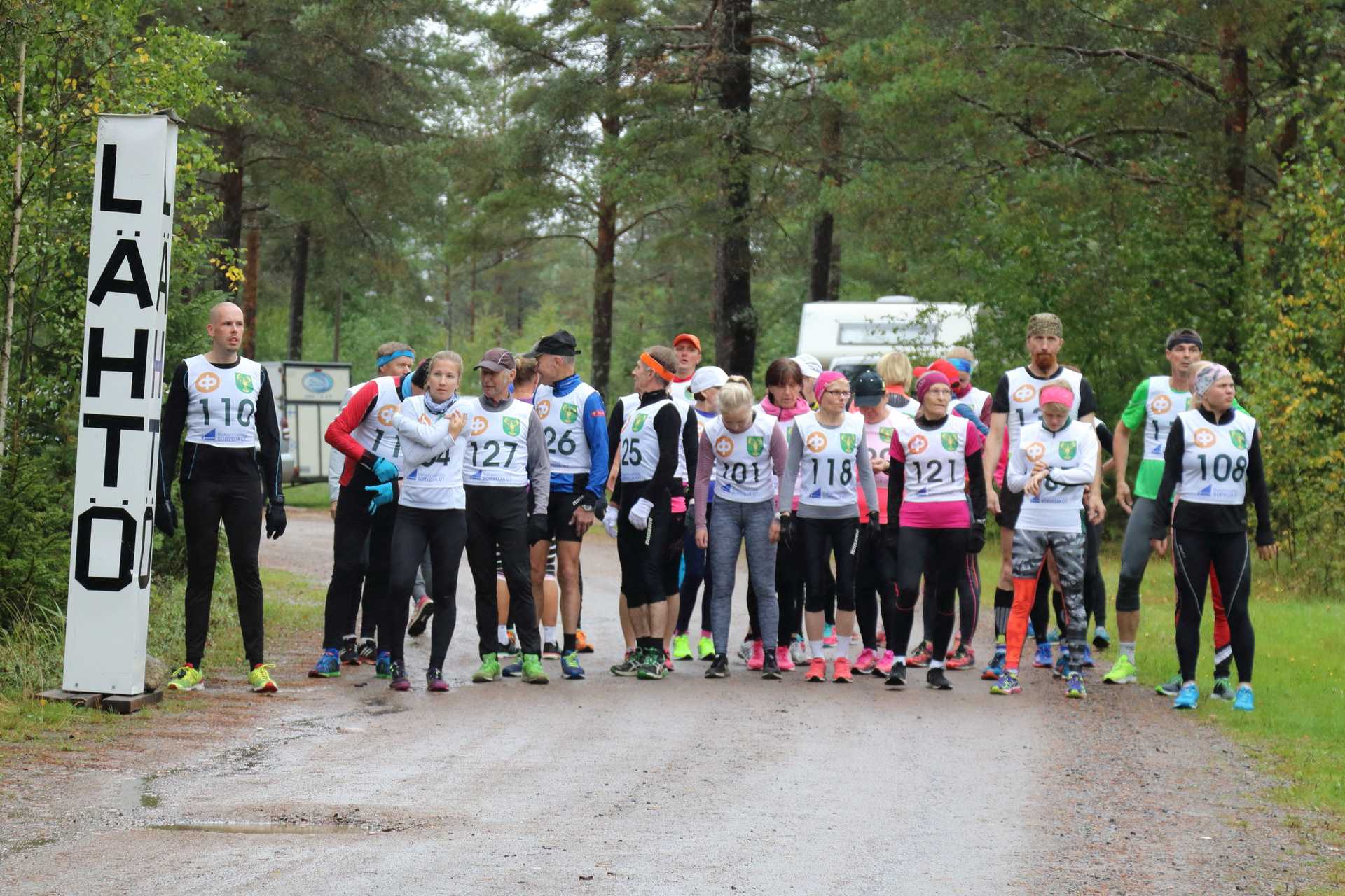 Tuuli ja sade haastoivat Ruskahölkän juoksijat