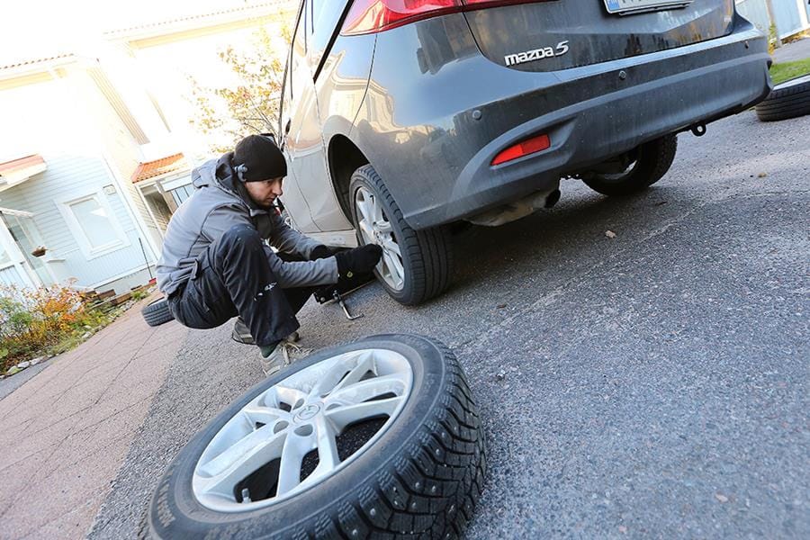 uskin on huolehdittava siitä, että autossa on kelin edellyttämät renkaat.
