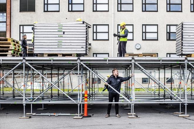 Tänä vuonna Solar Soundilla ei työskentele lainkaan vapaaehtoisia vaan yhteensä kymmenkunta urheiluseuraa ja -järjestöä. – Joskus vapaaehtoisista talkoolaisista noin puolet perui, mikä aiheutti meille vähän ongelmia. Lisäksi tiedän, että seurojen varainkeruu on vaikeaa, minkä vuoksi haluamme tukea sitä, festivaalin promoottori Tommi Mäki kertoo. KUVA: KRISTA LUOMA
