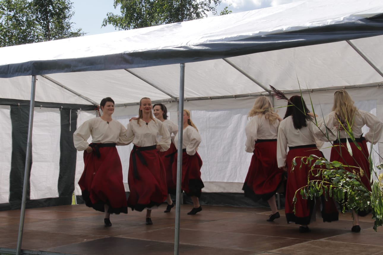 Soihtulan Sähikäiset tanhusivat juhlakansan iloksi.