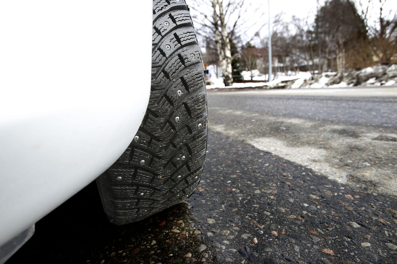 Joko pian on aika vaihtaa autoon talvirenkaat? Ainakin aamuisin tienpinnat voivat olla liukkaita.