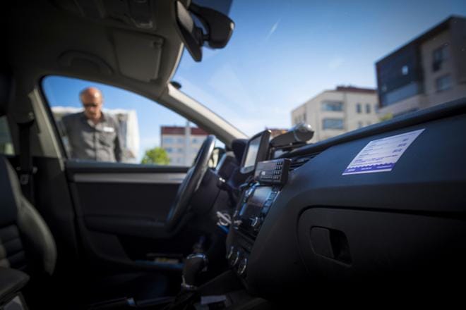 Miksi kaikille pitäisi kertoa hintatiedot, jos ne eivät edes kiinnosta, Kajaanin Taksiautoilijoiden puheenjohtaja Erkki Korhonen ihmettelee. Hintatiedot löytyvät muun muassa nyt taksin sisältä. KUVA: MISKA PUUMALA