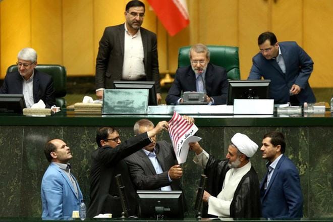 Iranin kansanedustajat polttivat keskiviikkona maan parlamentissa Yhdysvaltain lipun protestina presidentti Donald Trumpin päätökselle irrottautua ydinsopimuksesta. KUVA: EPA