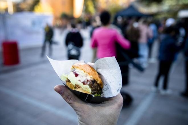Tältä näytti ihmislihahampurilainen, jota tarjoiltiin Helsingissä Narinkkatorilla torstaina. KUVA: Joel Maisalmi