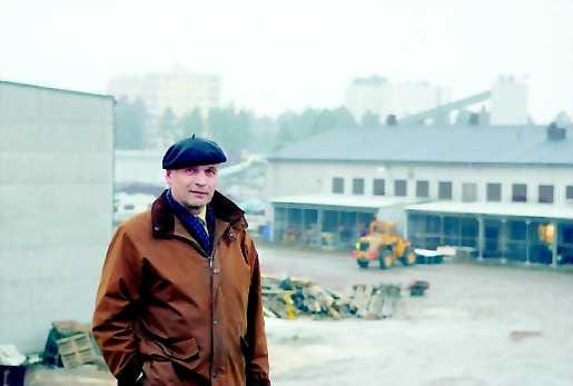 Lähtö edessä. Kun Rajaville tuli Alppilaan yli 50 vuotta sitten, alueella ei ollut lainkaan asutusta. Toimitusjohtaja Ilkka Kangas sanoo, että paikka ei ole nykyisin paras mahdollinen teollisuudelle.