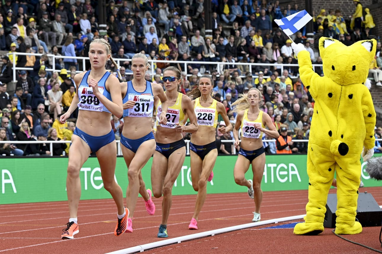 Suomen Nathalie Blomqvist ja Camilla Richardsson sekä Ruotsin Sarah Lahti, Carolina Johnson ja Olivia Weslien 5000 metrin juoksussa. LEHTIKUVA / EMMI KORHONEN