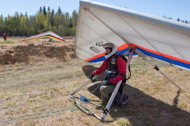 Ville Räikkönen odottelee sopivia ilmavirtauksia Kauhajoen lentokentällä.