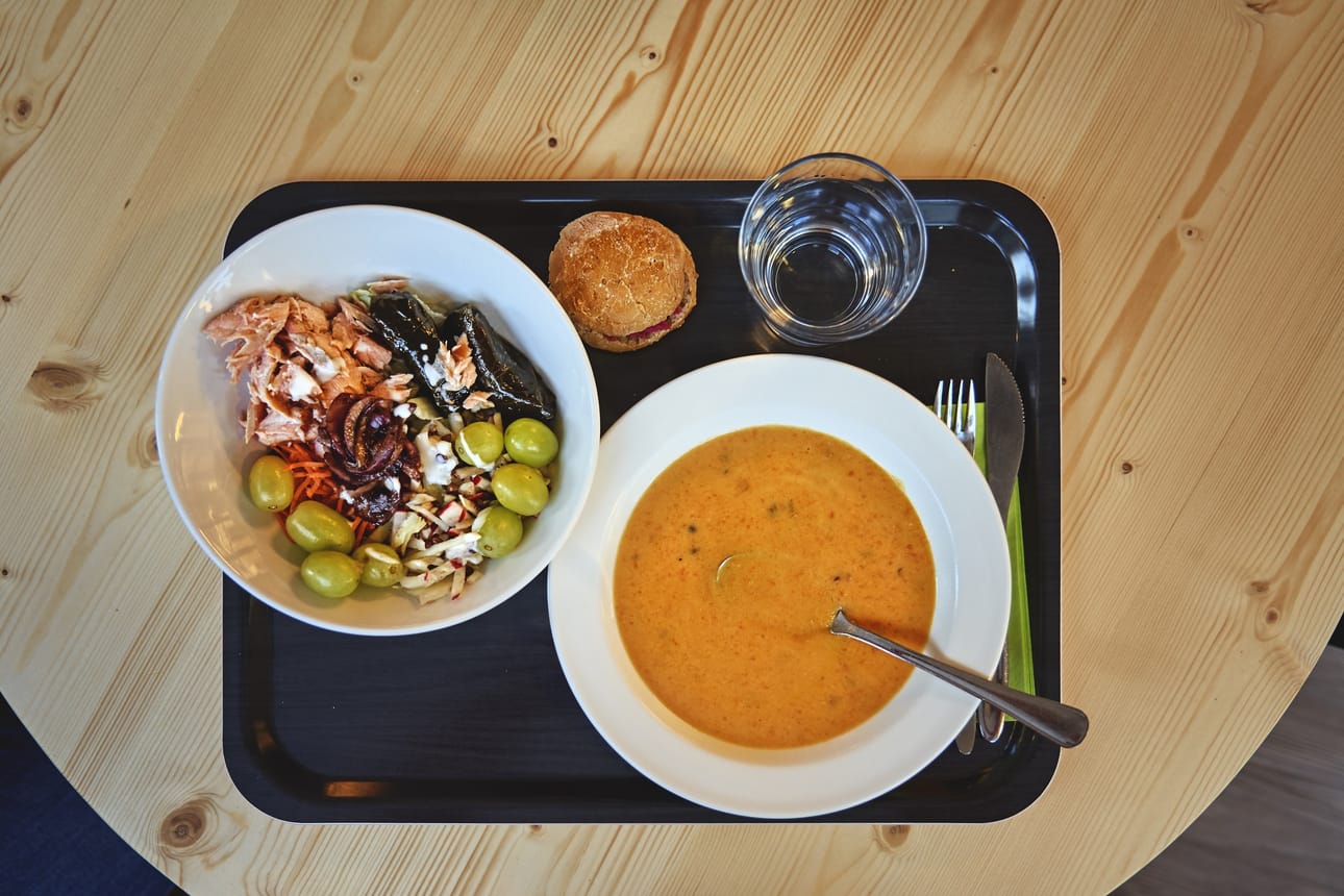 Porkkana-linssi-inkiväärikeitto on hyvää, ja malliesimerkki siitä kuinka kasviskeitto oikein maustettuna ilahduttaa raikkaudellaan ja keveydellään.