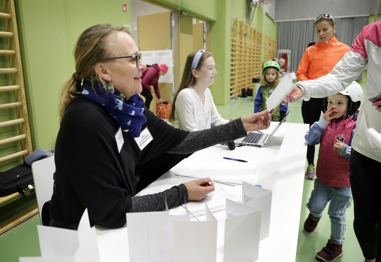 Kastellin monitoimitalolla äänestettiin innokkaasti sunnuntaina alkuillasta.