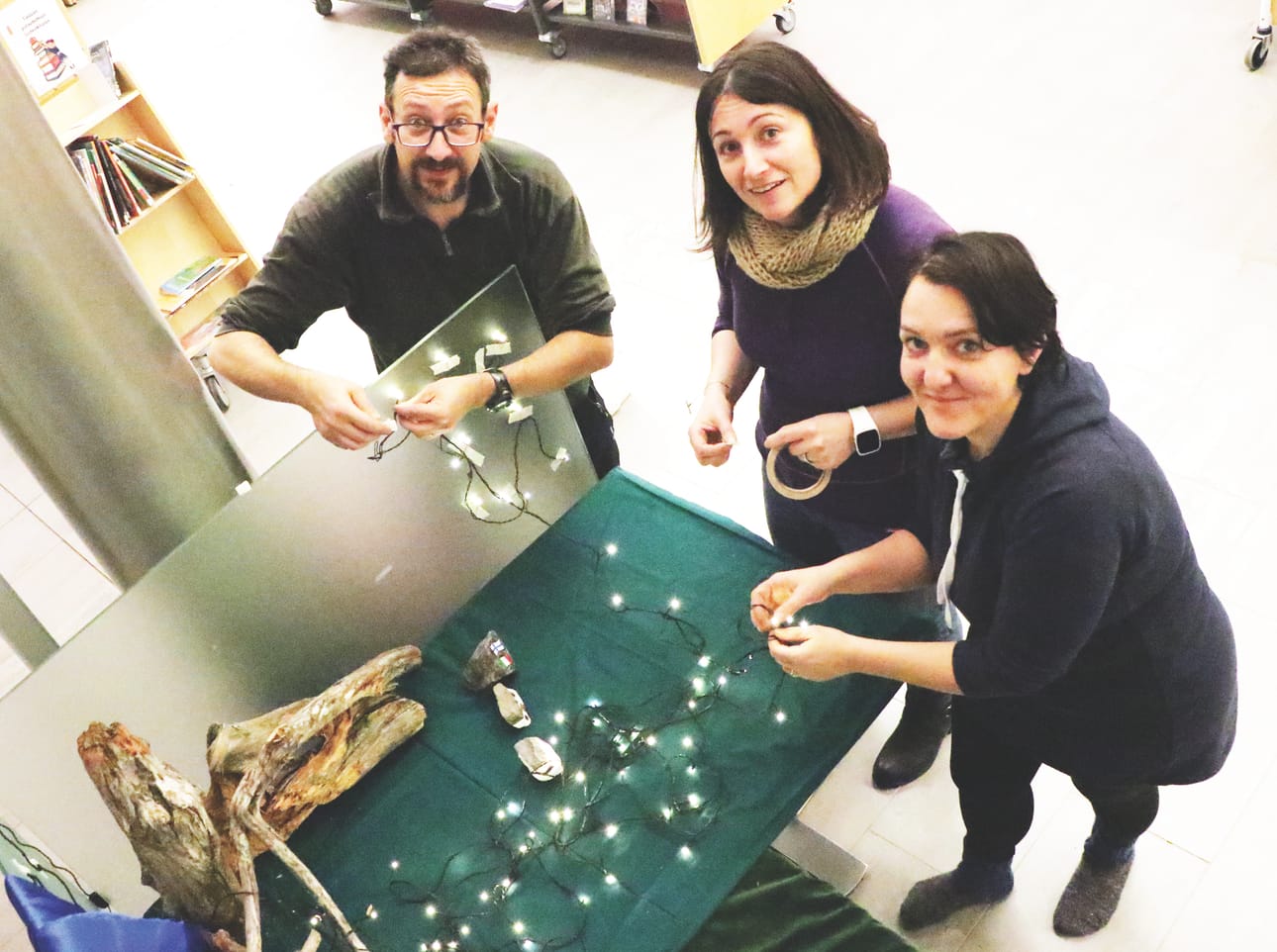 Dario, Miriam, Pietro ja Michele ovat ahkeroineet jouluseimen materiaalihankinnan ja rakentamisen parissa.