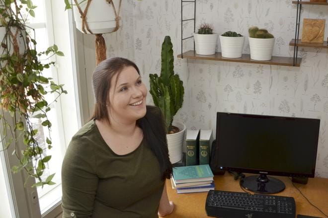 Pia Liukku ei tarvitse toimipistettä yritykselleen, sillä hän tapaa asiakkaansa usein heidän kotonaan. Liukun kodissa taas työrauhan tuo oma työhuone. KUVA: HANNELE YLI-VIITALA