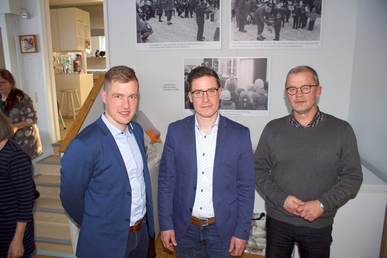 Keskustan Lauri Nikula, Pekka Aittakumpu ja Vesa Riekki kampanjoivat myös yhteisissä tilaisuuksissa. Kuvassa ehdokkaat ovat Sarakylässä.