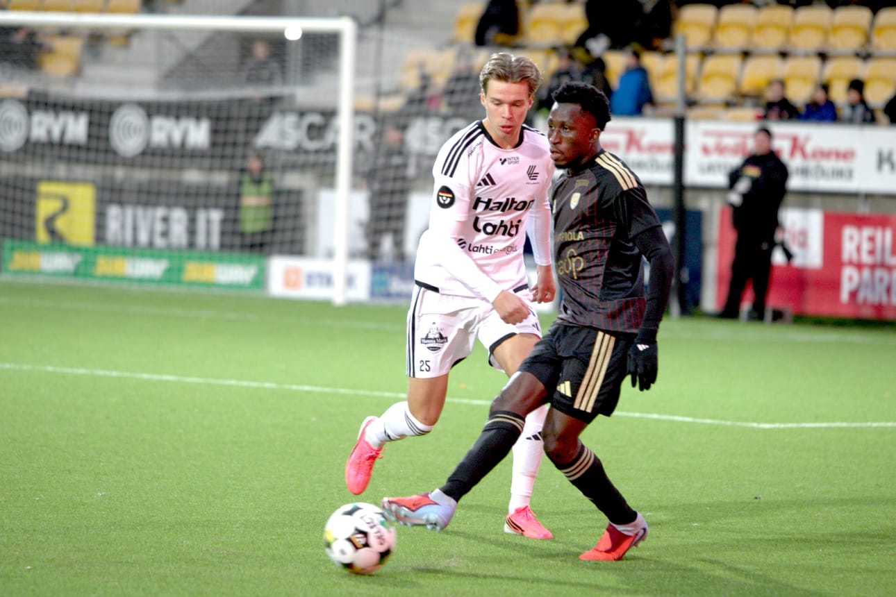 SJK:n Salim Yussif piti pallon poissa FC Lahden Topias Inkisen ulottuvilta.