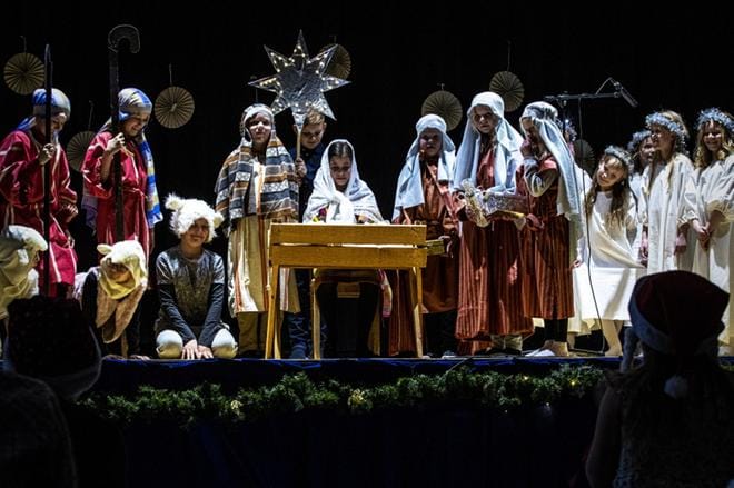 Huutoniemen koulun joulukuvaelmassa oli mukana kaikki mitä tarvitaan: Maria, Joosef, Jeesus-lapsi, itämaan tietäjät, enkelikuoro, tähti ja lampaat. ARKISTOKUVA: PAULA KASKIMAA