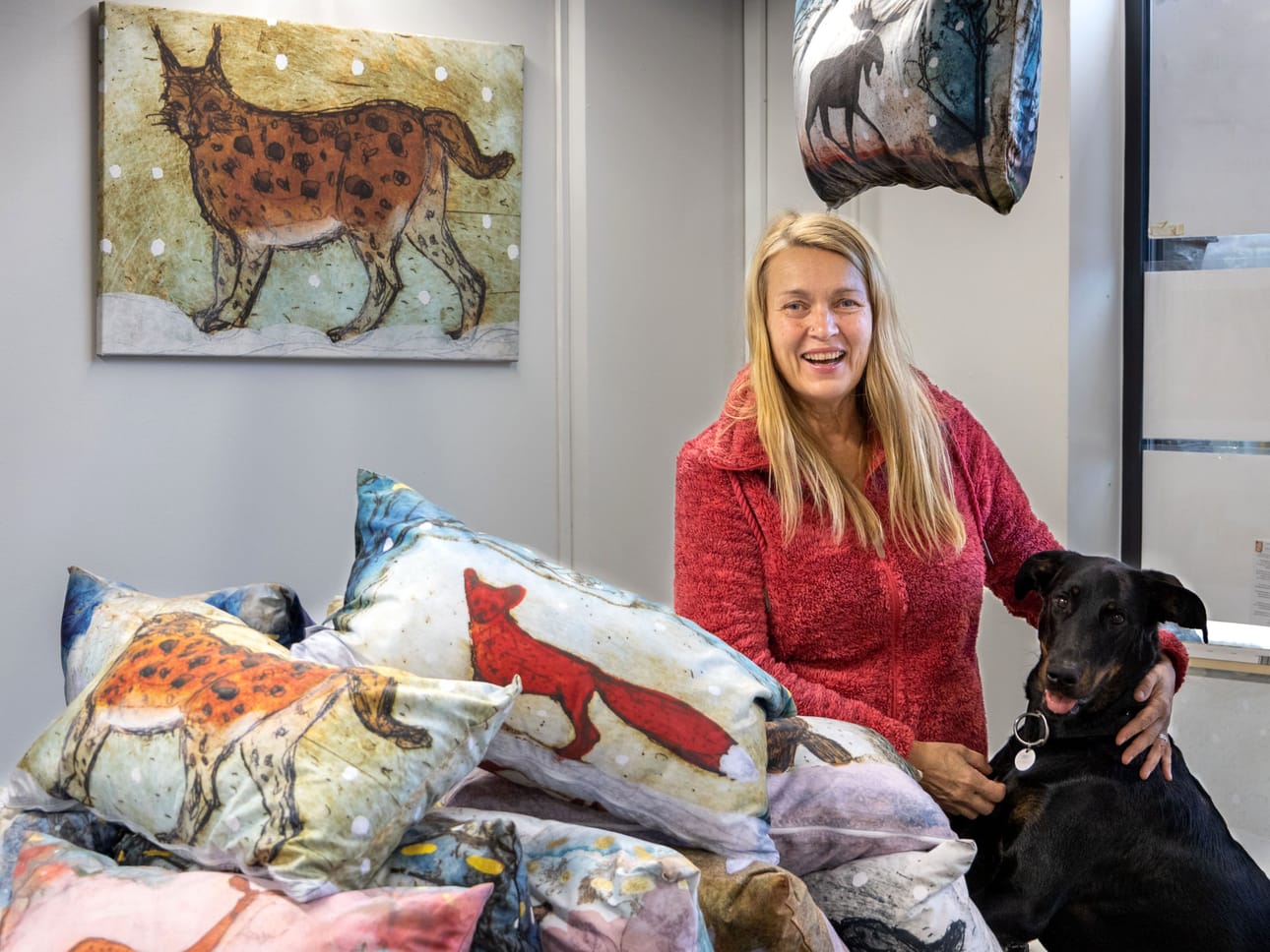 Maarit Kontiainen osti Levin ydinkeskustasta itselleen liiketilan. Haru-koira toimii taiteilijan assistenttina ja toivottaa jokaisen sisään astuvan vieraan lämpimästi tervetulleeksi.