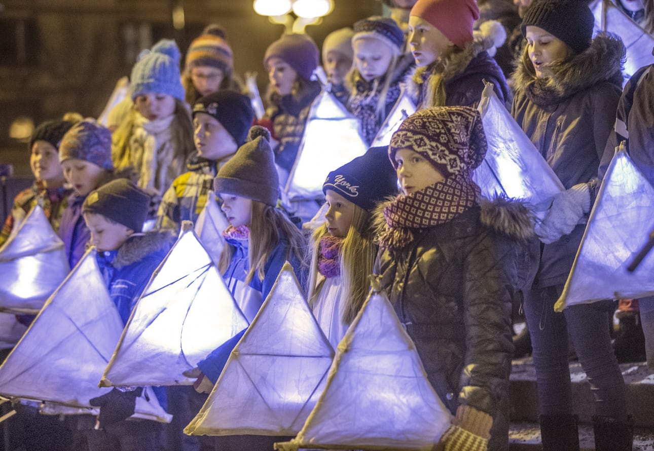 Lyhtykulkue johdatti tuomiokirkolle.