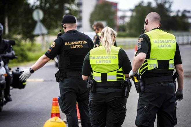 Rajavartijat tulivat etulinjaan Tornion ja Haaparannan rajalle keväällä, kun koronakriisi iski. KUVA: Jussi Leinonen / Arkisto
