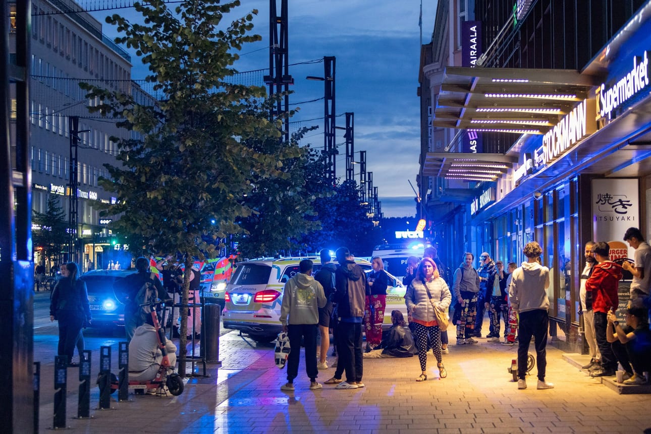 Hämeenkatu on Tampereen pääkatu. Poliisi ja ensihoito olivat paikalla useilla yksiköillä. LEHTIKUVA / Sasu Jarnstedt