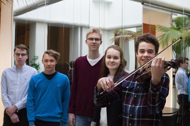Henrik Bäckström, Ahti Alavillamo, Joonatan Jokela, Emma Dahl ja Albert Sahlström odottavat jo innolla konsertteja. KUVA: MINNA ANTILA