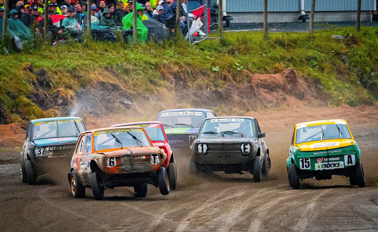 Team Maanrakennus Kujala & Aution ja koko finaalin paras pistemies Roope Rinta (6T) ajamassa kohti lähtövoittoa. Taustalla Team Custom Partsista Juuso Lammi (37).