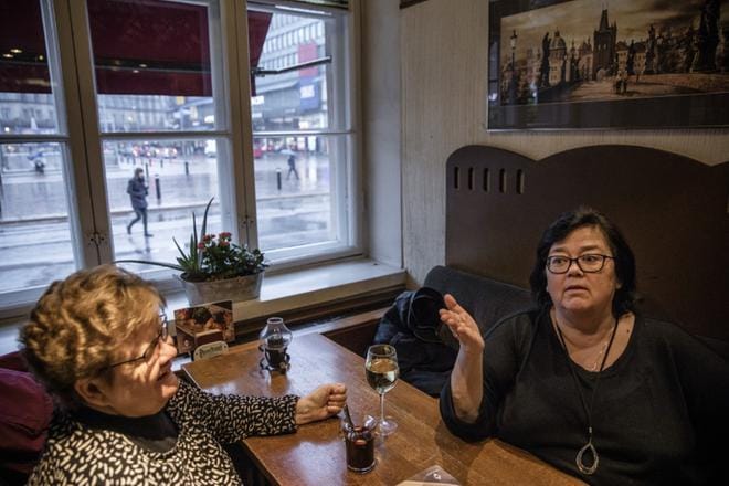 Arja Koistinen (vas) ja Varpu Fagerlund uskovat, että ravintoloissa ihmiset juovat rauhallisemmin kuin kotonaan. KUVA: Joel Maisalmi